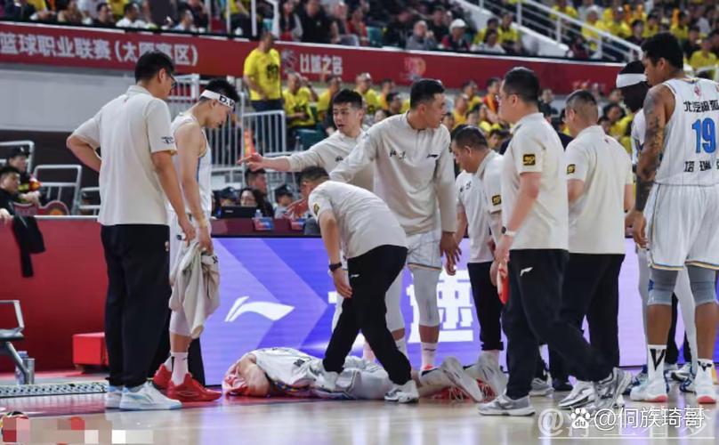 曾凡博因伤赛季提前结束 需休养2至3个月 曾凡博因伤赛季提前结束 需休养2至3个月